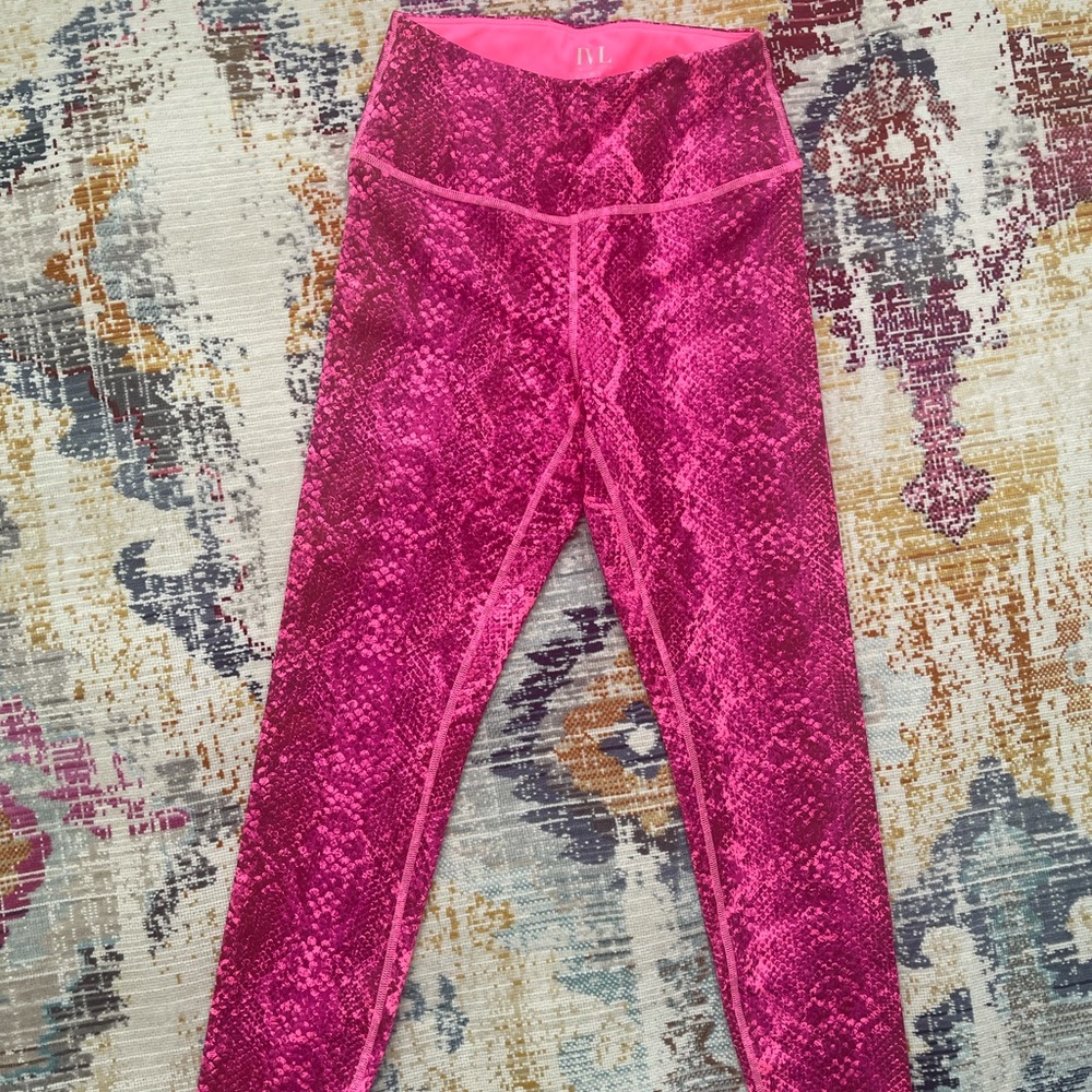 IVL NWOT Pink Snake skin leggings- size 6